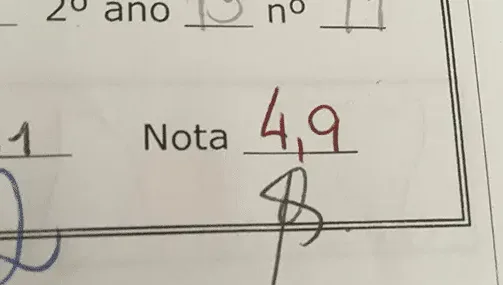 Foto de um caderno com nota 4,9 — antes do método